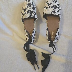 TOMS Women's Black and White Lace Flats